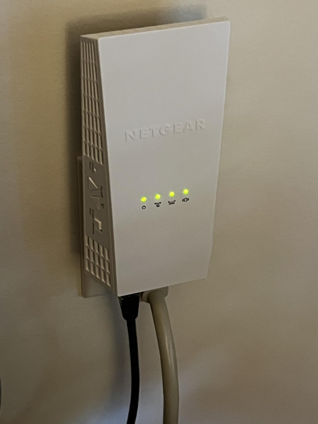 NETGEAR WiFi Extender EX6400, up to 2,100 sq ft, 1.9 Gbps customer photo 2