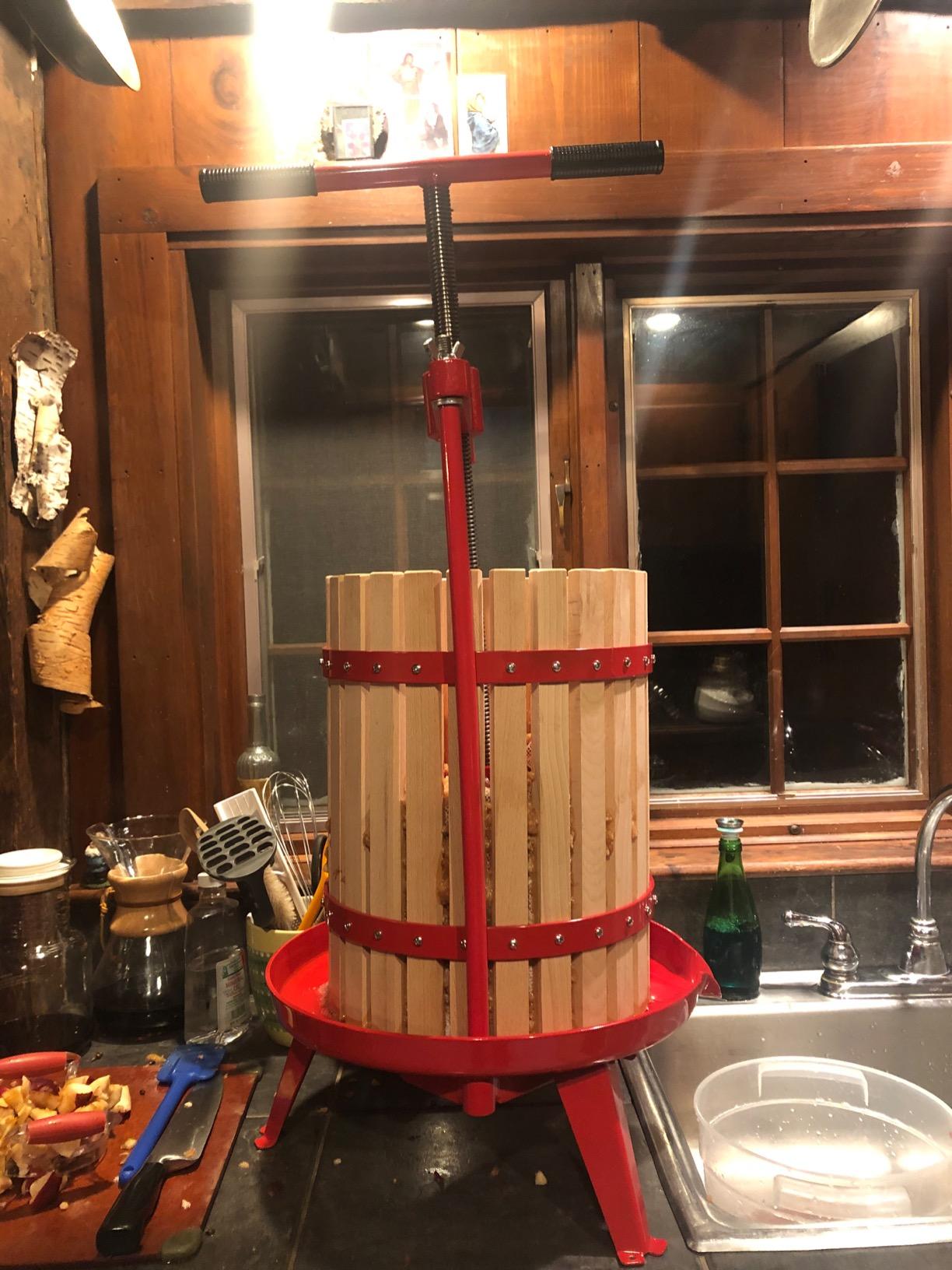 SQUEEZE master Fruit Wine Cider Press - Solid Wood Basket- 4.75 Gallon/18L-T Handle Bar-More Stable-Vintage traditional juicer, Apple Grape Fruit press for Juice Maker-1 free filter bag included (Red) customer photo 1
