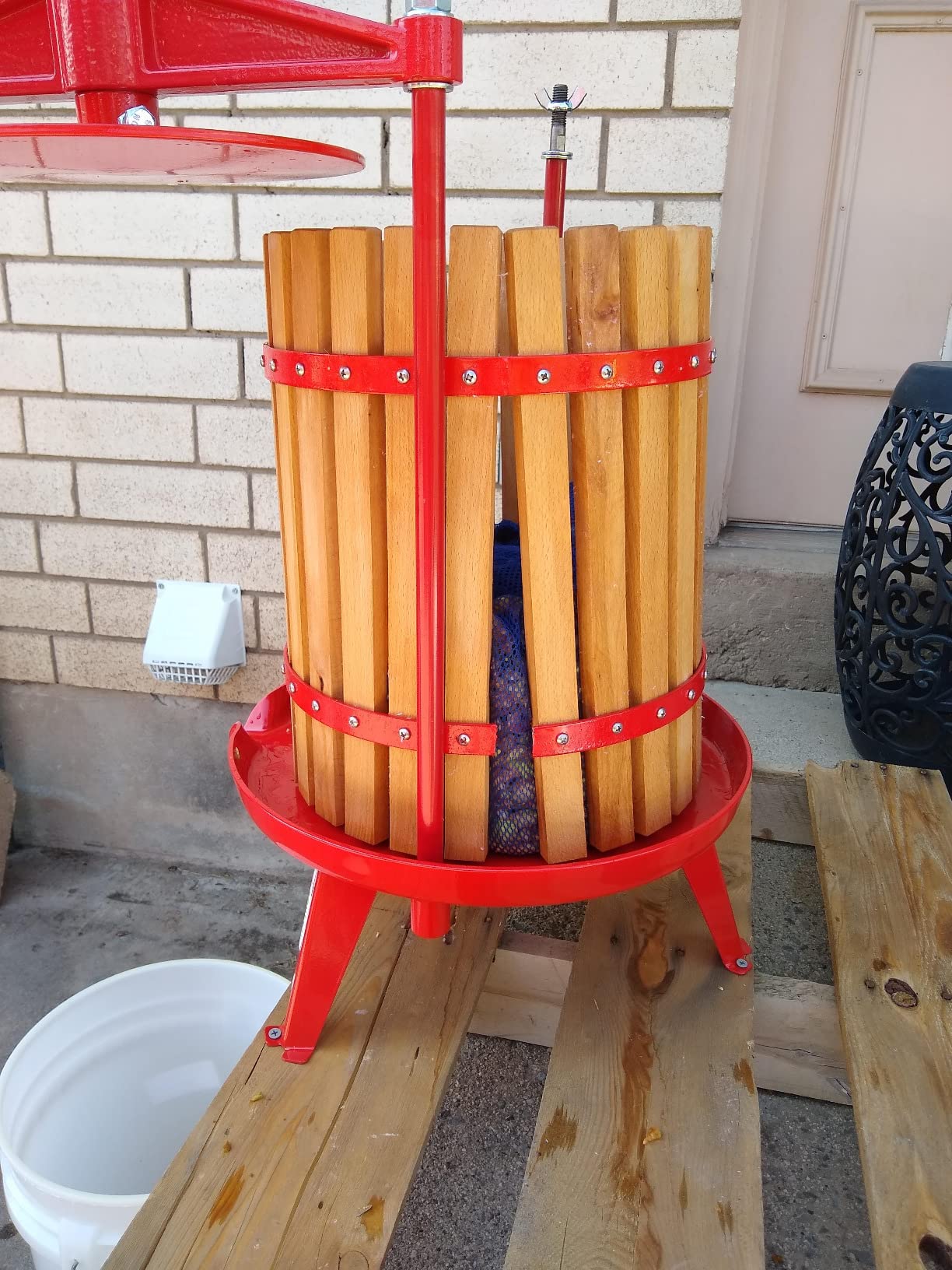 SQUEEZE master Fruit Wine Cider Press - Solid Wood Basket- 4.75 Gallon/18L-T Handle Bar-More Stable-Vintage traditional juicer, Apple Grape Fruit press for Juice Maker-1 free filter bag included (Red) customer photo 2