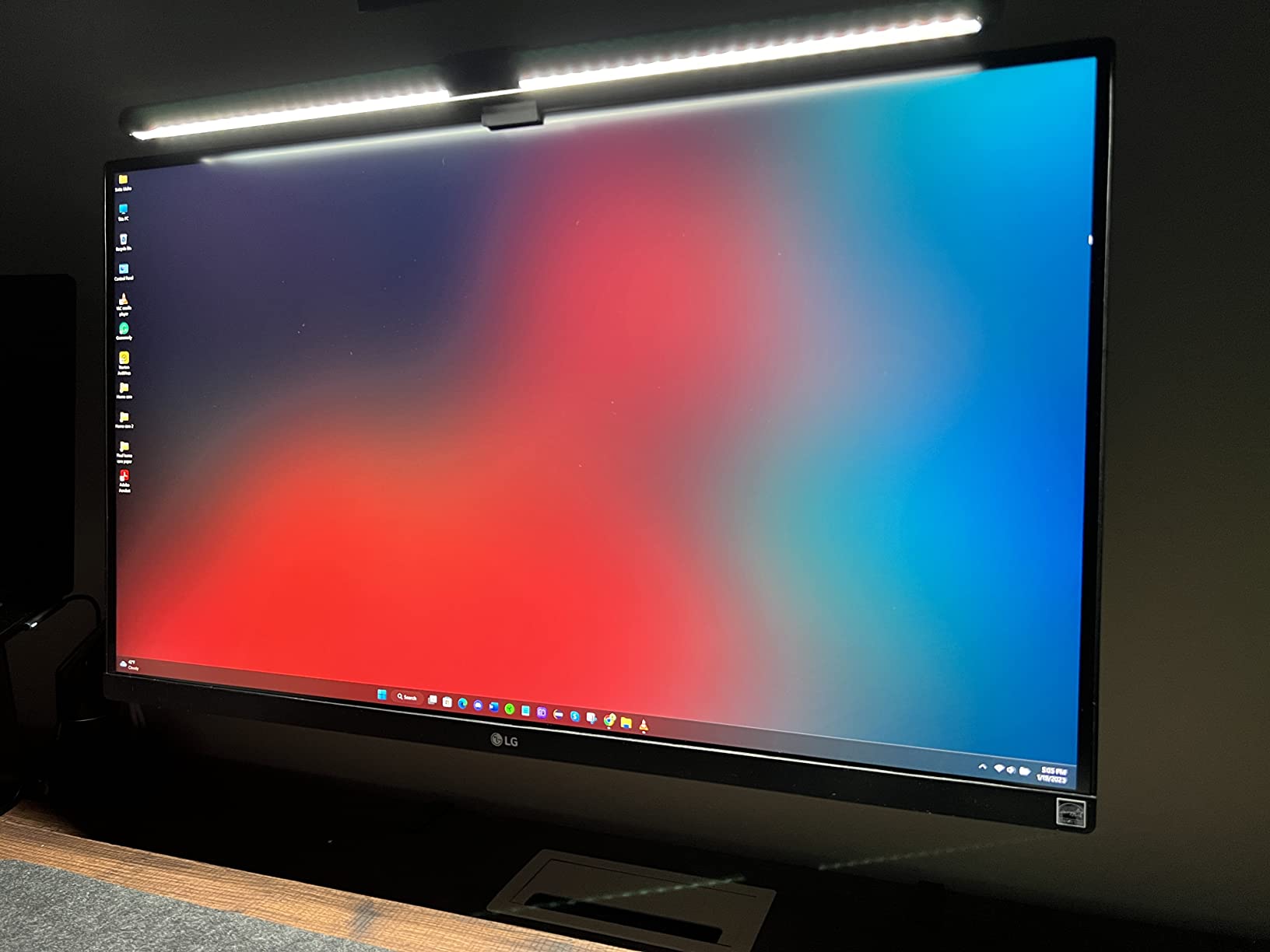 LG 27UP850-W Monitor 27” UHD (3840 x 2160) IPS Display, VESA DisplayHDR 400, DCI-P3 95% Color Gamut, USB-C,3-Side Virtually Borderless Display, Height/Pivot/Tilt Adjustable Stand - Silver customer photo 2