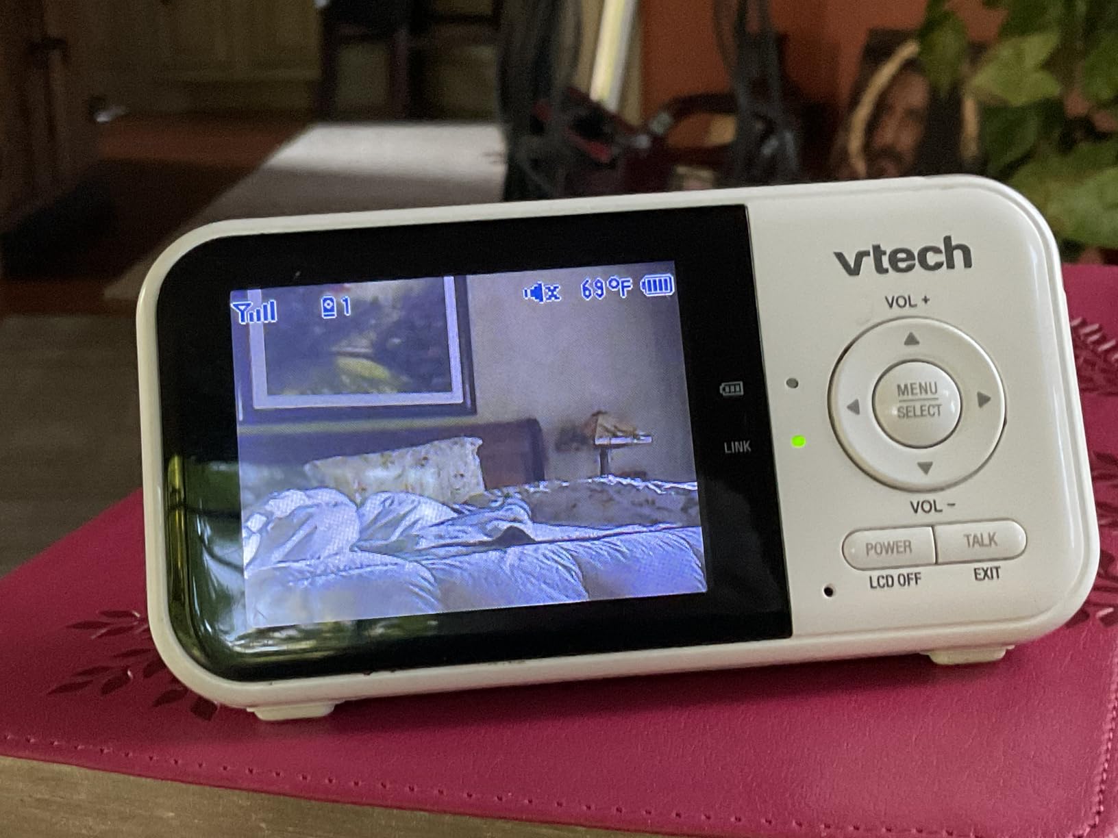 VTech Baby Monitor No WiFi with 2 Cameras – 19-Hour Battery, Patrol Mode for Twins & Two Rooms, 1000ft Range, Auto Night Vision, Two-Way Talk, Temperature Sensor | VM819-2 customer photo 2