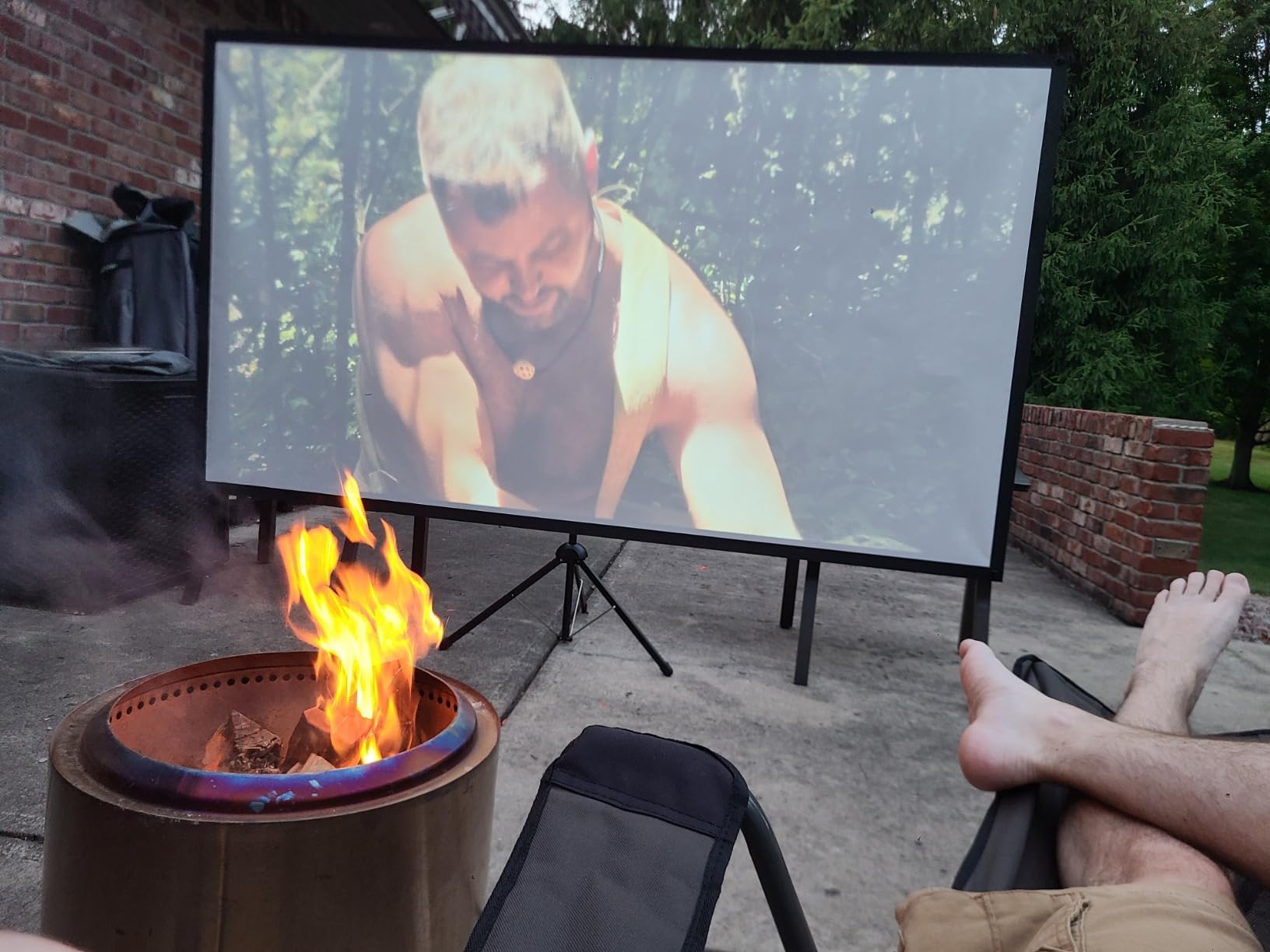 Projector Screen with Stand, 100 Inch Outdoor Projection Screen 16:9 and Tripod Stand, Portable Projector Screen, 1.2 Gain, Lightweight and Compact, Easy Setup, Idea for Home Cinema, Backyard Party. customer photo 1