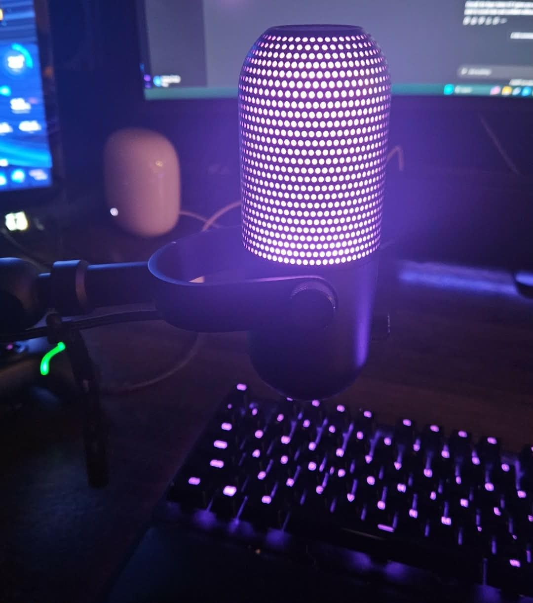 Razer Seiren V2 X USB Condenser Microphone for Streaming and Gaming on PC: Supercardioid Pickup Pattern - Integrated Digital Limiter - Mic Monitoring and Gain Control - Built-in Shock Absorber customer photo 2