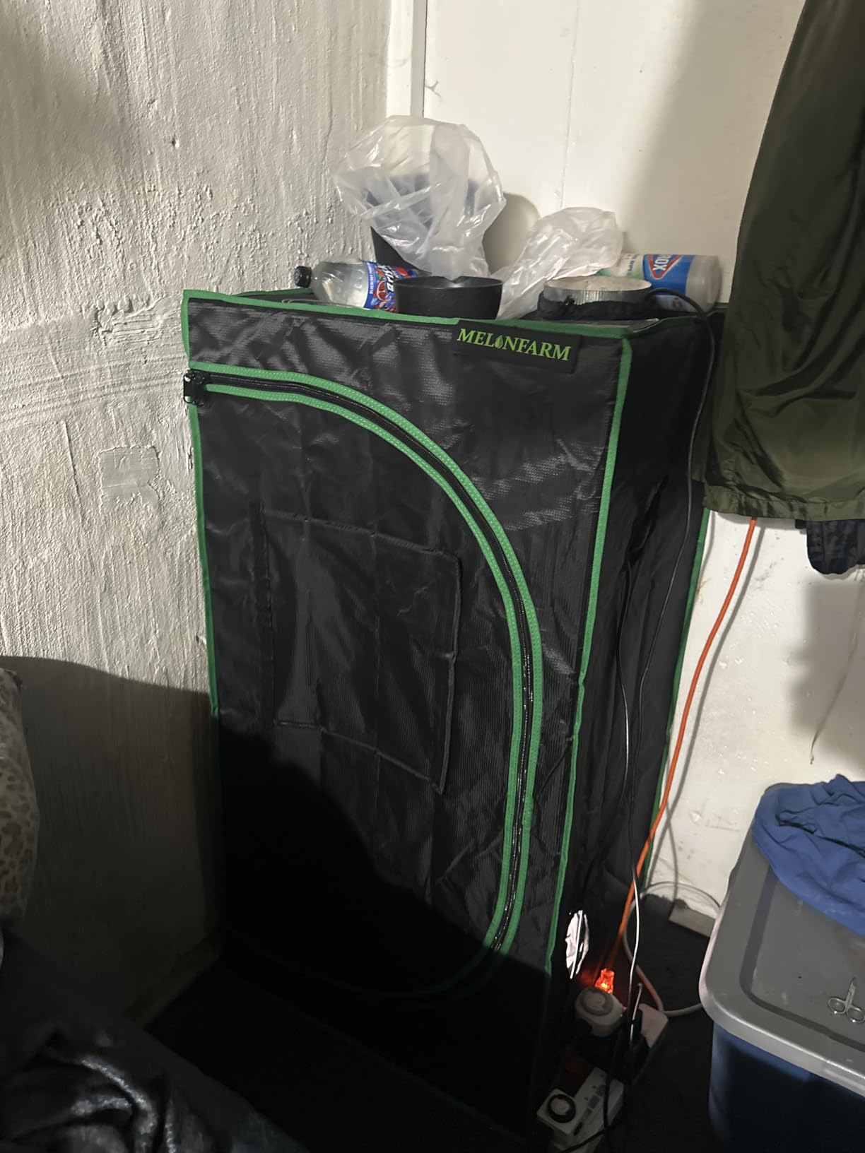 Small Grow Tent for Aerogarden，24”x16”x24” ，Hydroponics Growing System ，Highly Reflective 600D Diamond Mylar Canvas with Ventilation window and Floor Tray for Hydroponic Indoor Plant Growing customer photo 1