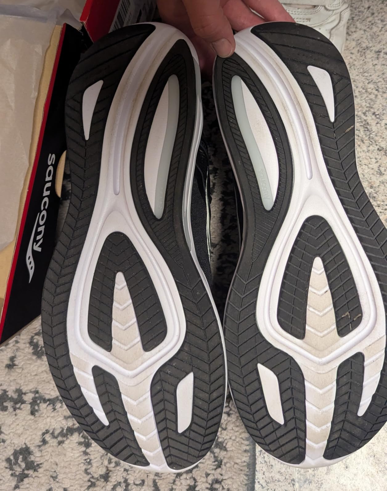 Saucony Men's Omni 22 Sneaker customer photo 1