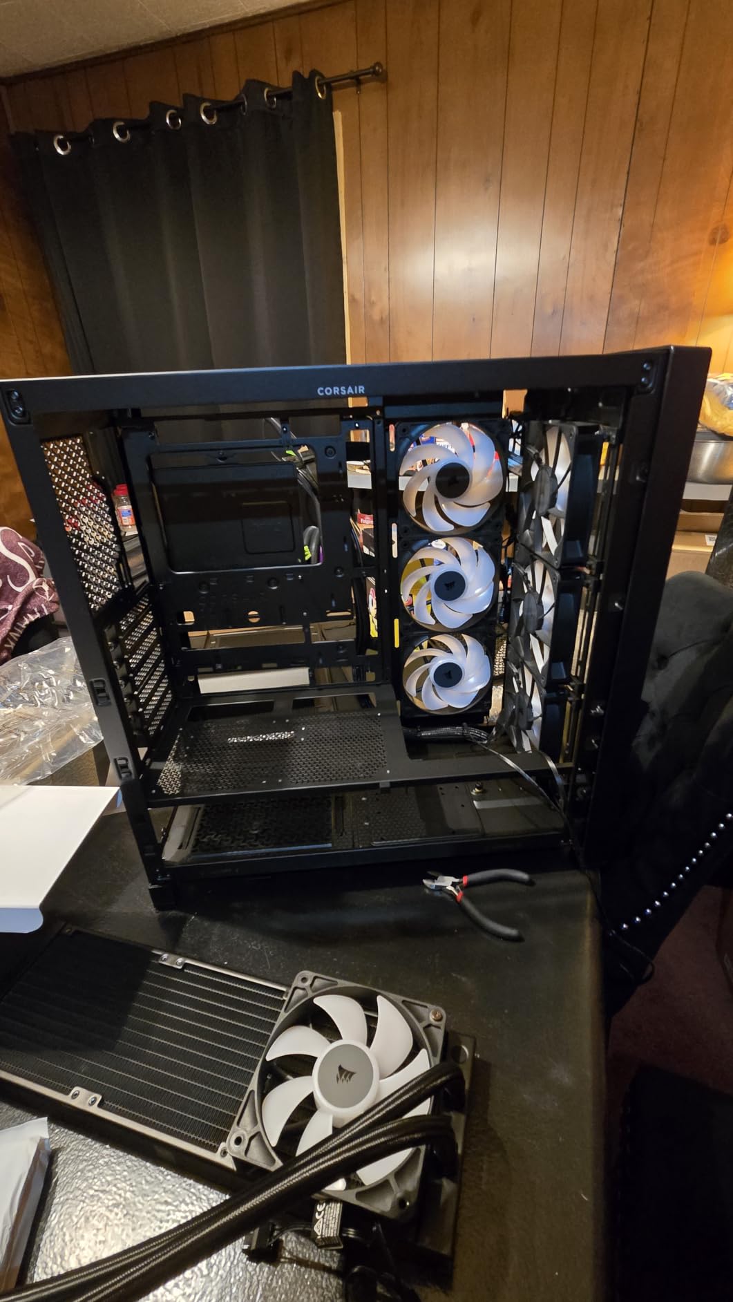 CORSAIR 4000D RS ARGB Frame Modular Mid-Tower ATX PC Case, High Airflow, 3X Pre-Installed RS Fans, InfiniRail™ Mounting System, ASUS BTF, MSI Zero, Gigabyte Stealth, Black customer photo 1