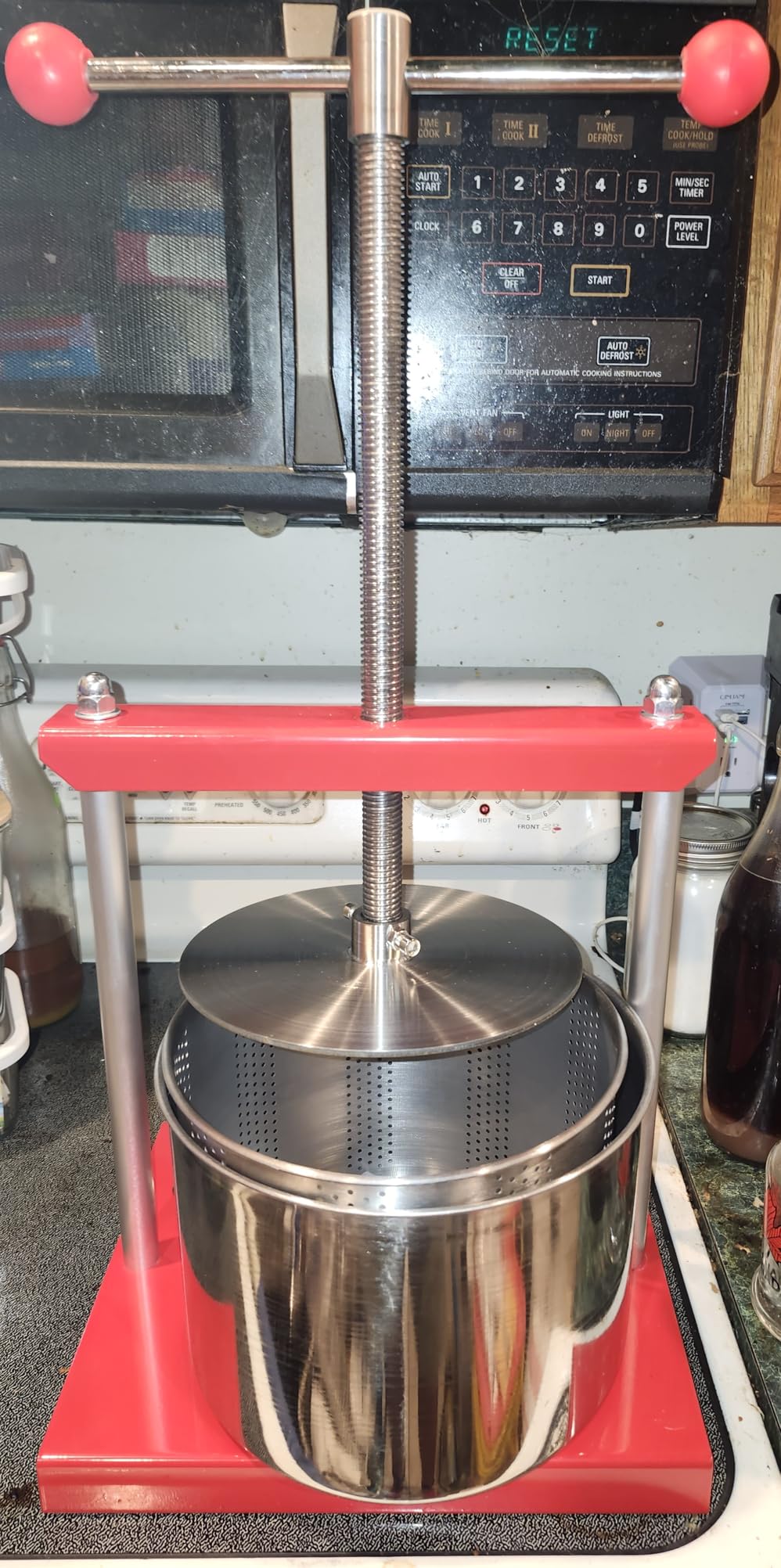 VEVOR 0.44 Gal/1.65L Fruit Wine Press, 2 Stainless Steel Barrels, Manual Juice Maker, Cider Apple Grape Tincture Honey Olive Oil Making Press with T-Handle for Outdoor Kitchen Home customer photo 1