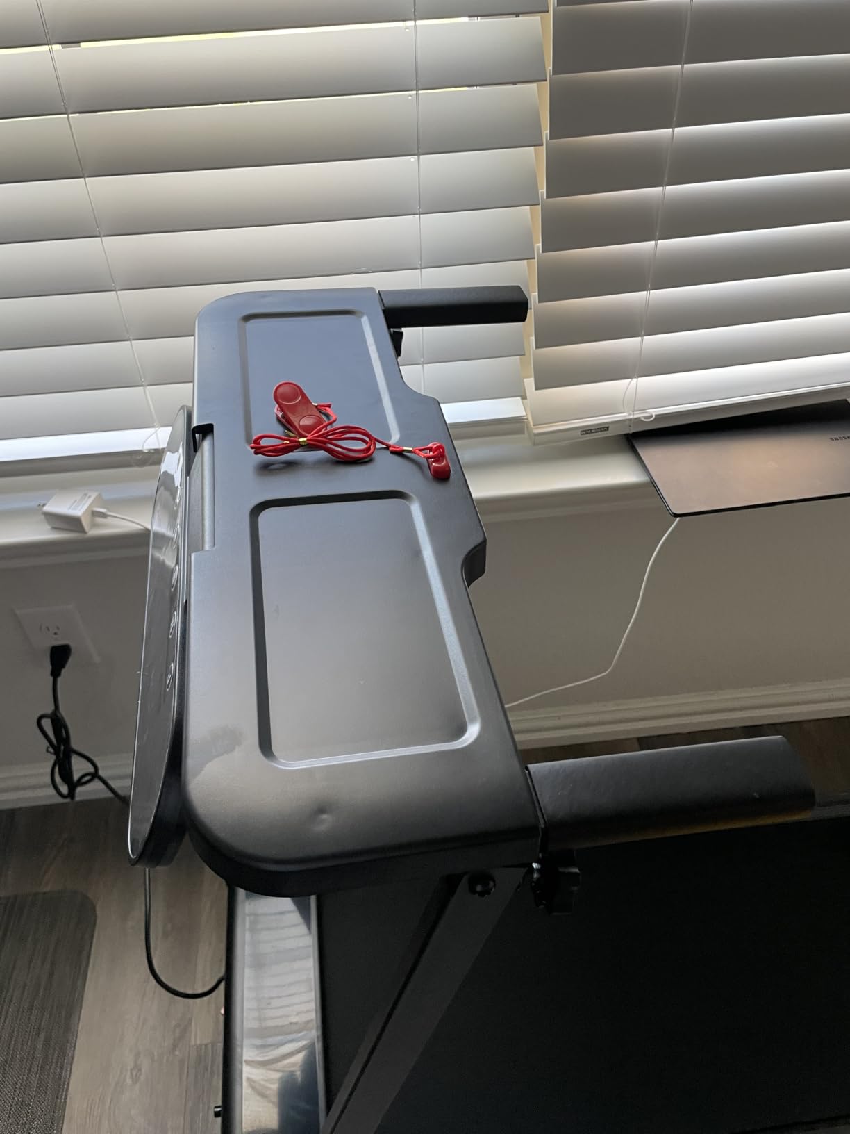 Walking Pad Treadmill with Handle Bar and Incline, 3.5HP Portable Mini Treadmills with Handles for Exercising, 0.6-10MPH Compact Walking Treadmills for Home Small, 400LB Capacity customer photo 1