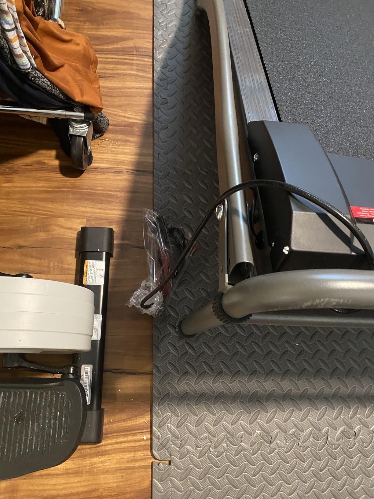 SereneLife Treadmill with Incline & Handle Bars | Compact Portable Walking Pad with Wide Running Belt 40