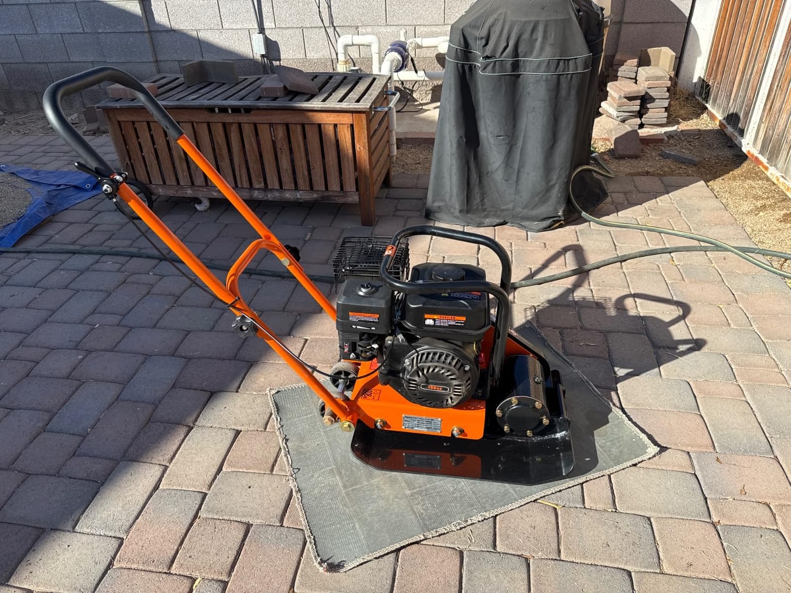 VEVOR Plate Compactor, 6.5 HP 196CC Gas Engine, 5700 VPM Vibrating Ground Rammer, 4047 lbs Compaction Force, 21 x 16 in Plate, Walk Behind Compactor for Paver Landscaping, Asphalt, Foundation, Soil customer photo 2