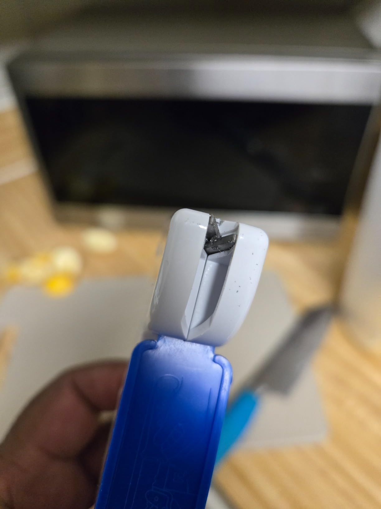 AccuSharp Knife Sharpener, Ergonomic Comfortable Handle, Compact & Easy to Use, Restore and Hone Straight & Serrated Knives, White customer photo 2