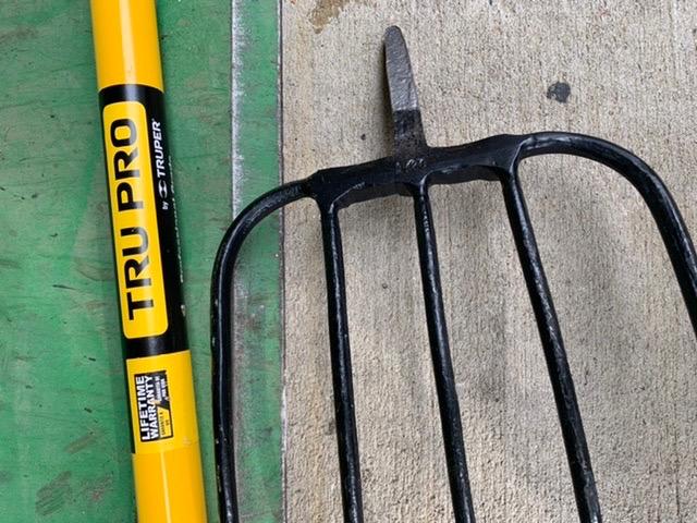 Truper TruPro Garden Manure Fork, 5 Tines, 50-Inch Fiberglass Handle with 9-Inch Grip, 9-Inch Tine Width - Pitchfork for Compost - Broadfork for Gardening (Model 30323) customer photo 2