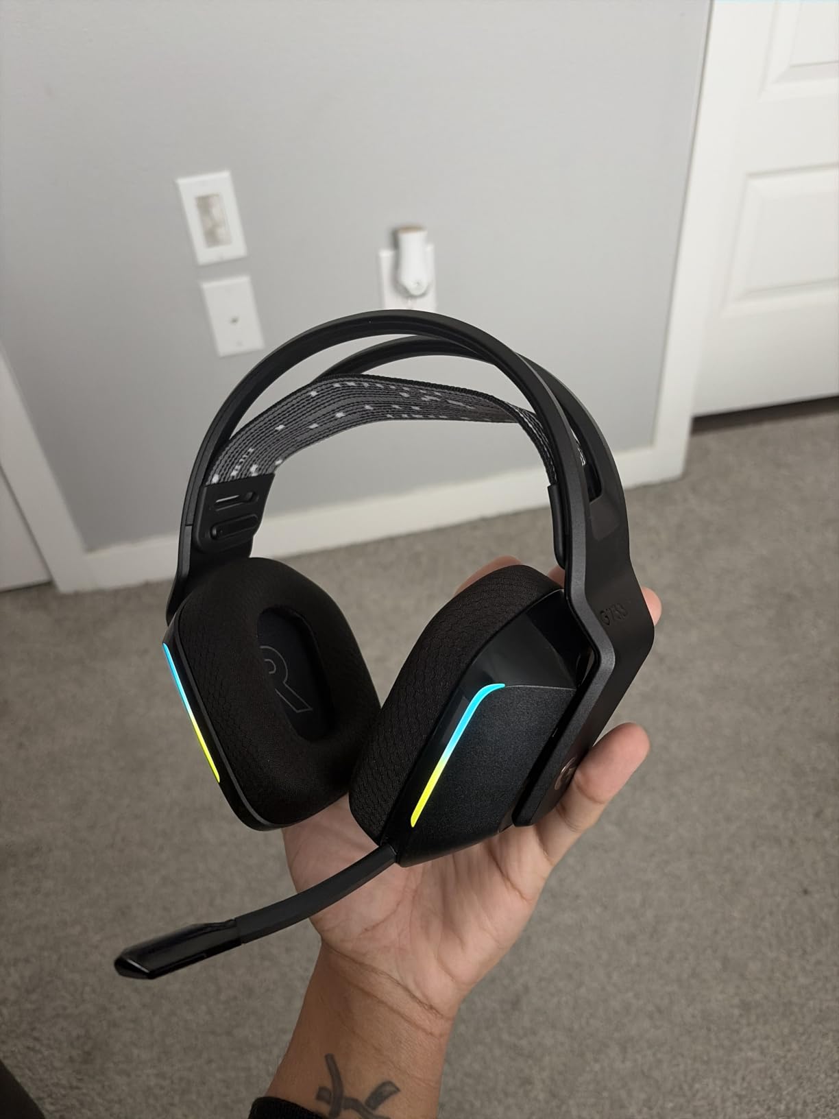 Logitech G733 Lightspeed Wireless Gaming Headset - Black customer photo 1