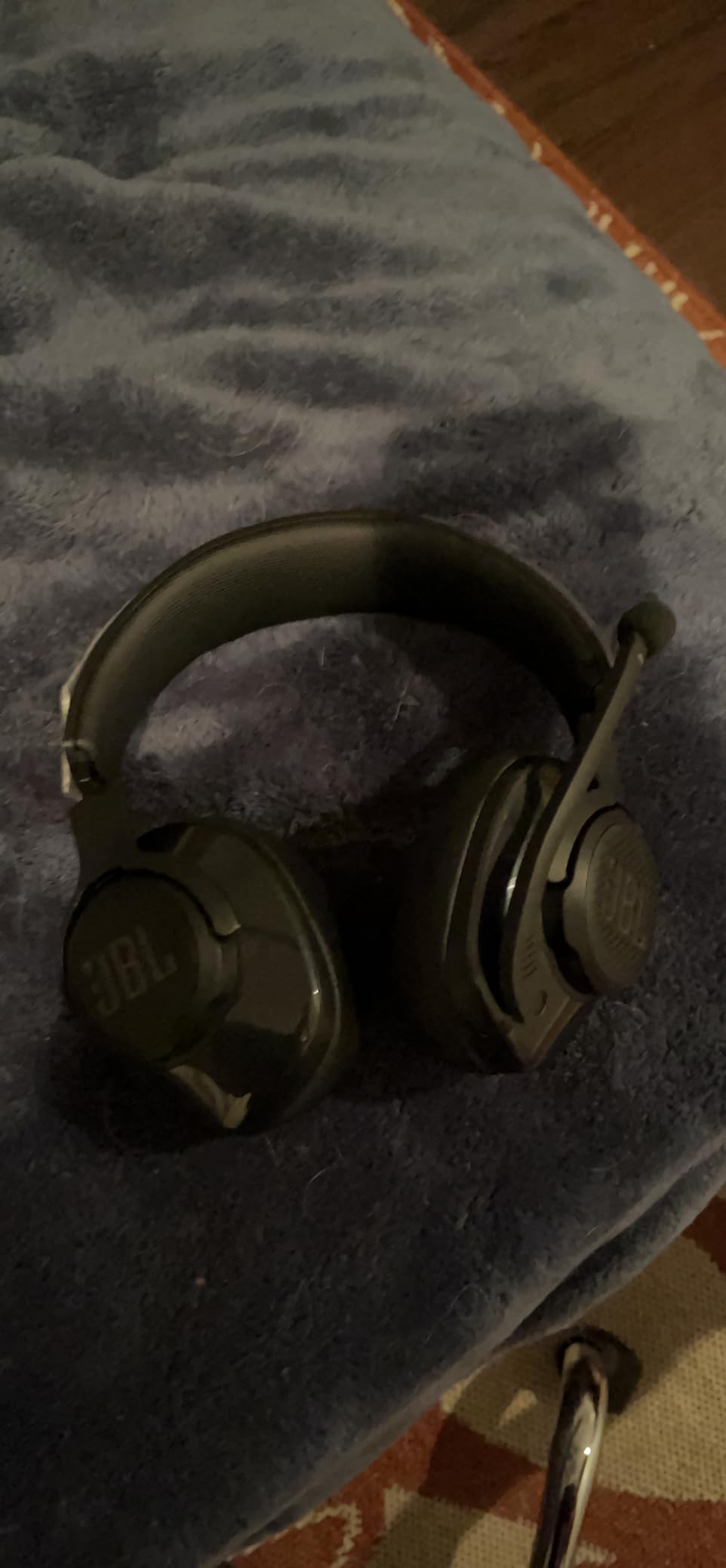 JBL Quantum 400 - Wired over-ear gaming headset with game-chat balance dial, JBL QuantumSURROUND and DTS, Voice focus directional flip-up mic and memory foam ear cushions (Black) customer photo 1