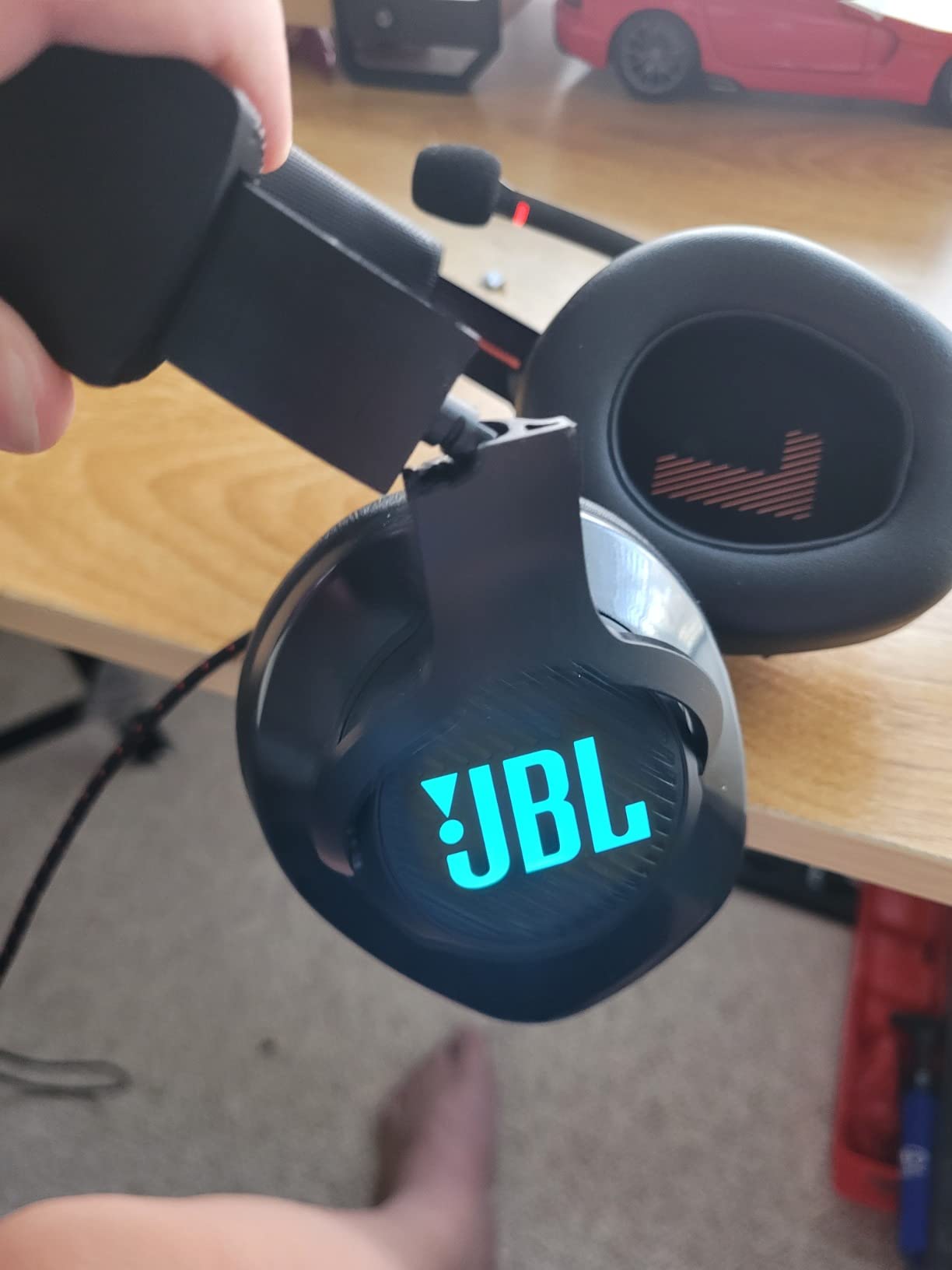 JBL Quantum 400 - Wired over-ear gaming headset with game-chat balance dial, JBL QuantumSURROUND and DTS, Voice focus directional flip-up mic and memory foam ear cushions (Black) customer photo 2