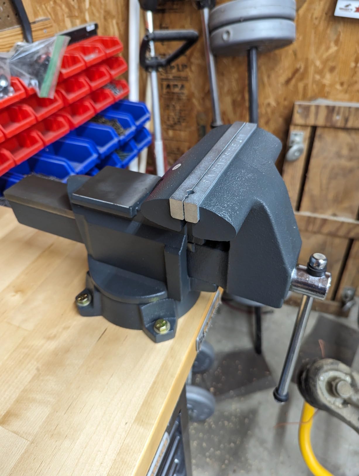 Forward CR40A 4.5 Inch Bench Vise Heavy Duty with Anvil and 210°Swivel Base customer photo 1