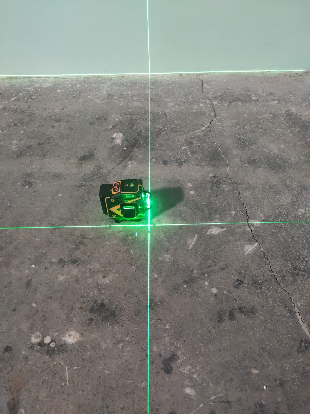Floor Laser Level Self Leveling,3x360 Horizontal Vertical Cross Line laser, 3D Green Beam Squaring Alignment for Tiling Floor Wall Ceiling with 2 Lithium Batteries customer photo 1
