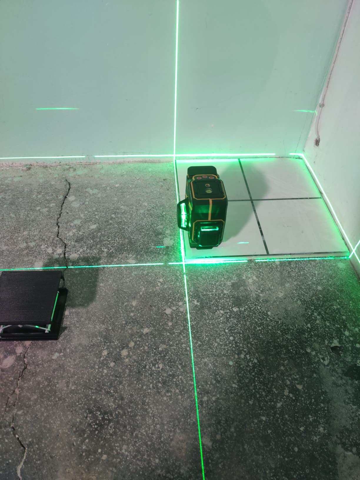 Floor Laser Level Self Leveling,3x360 Horizontal Vertical Cross Line laser, 3D Green Beam Squaring Alignment for Tiling Floor Wall Ceiling with 2 Lithium Batteries customer photo 2