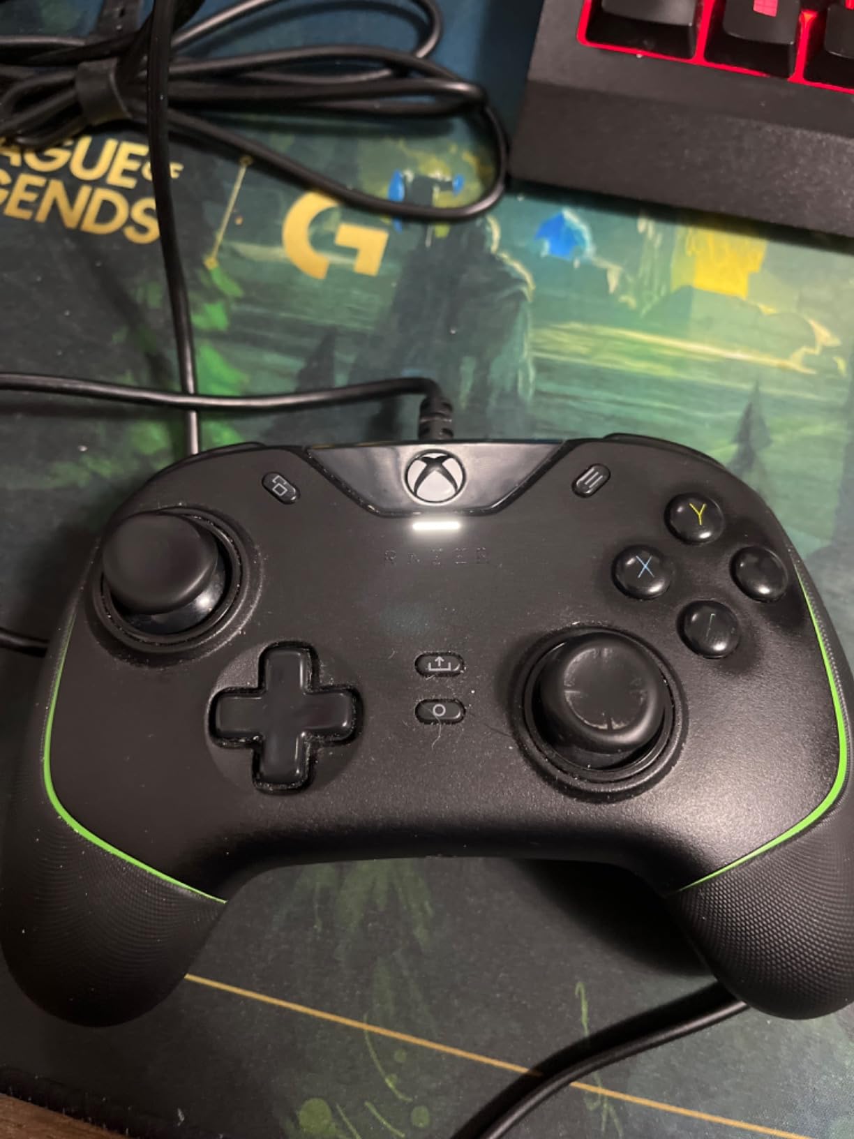 Razer Wolverine V2 Wired Gaming Controller for Xbox Series X|S, Xbox One, PC: Remappable Front-Facing Buttons - Mecha-Tactile Action Buttons and D-Pad - Trigger Stop-Switches - White customer photo 1