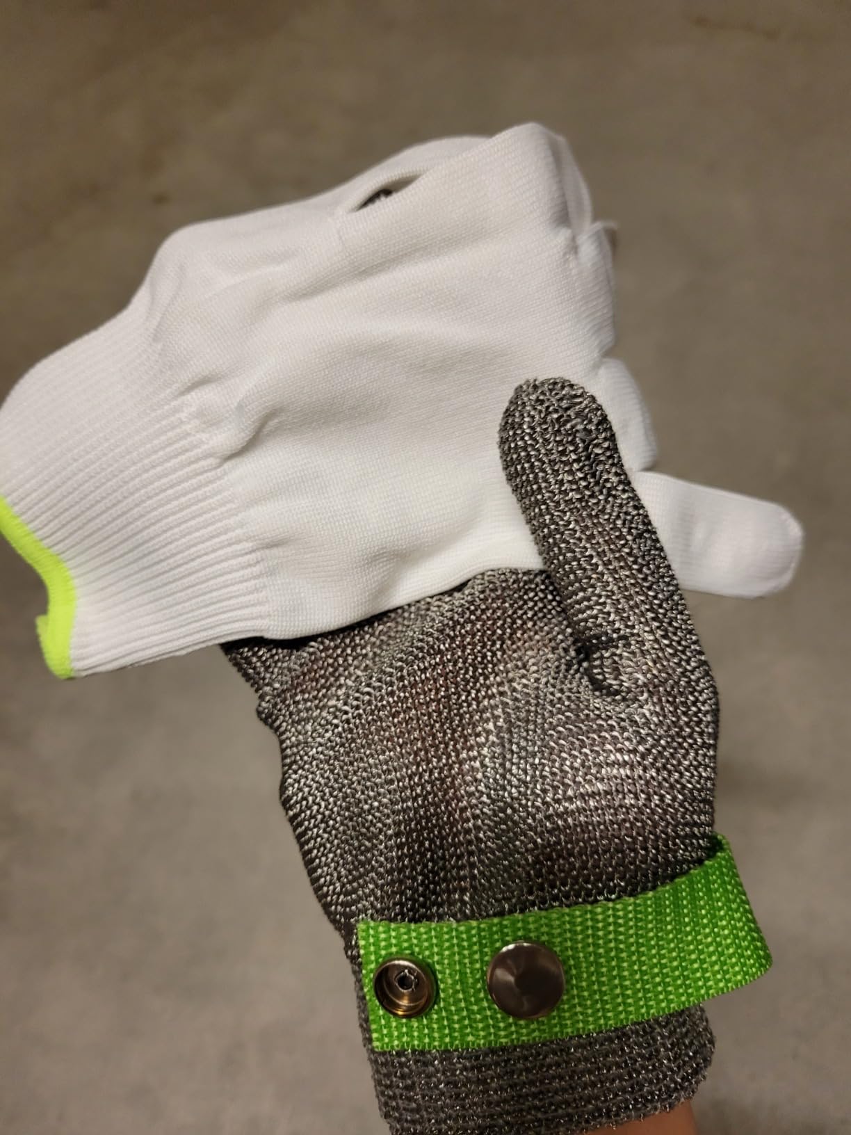Aillary Level 9 Cut Resistant Kitchen Glove,Food Grade,Machine Washable,Stainless Steel Wire Metal Mesh Safety Work Glove for Mandolin,Meat Cutting,Oyster Shucking,and Wood Working (Large) customer photo 1