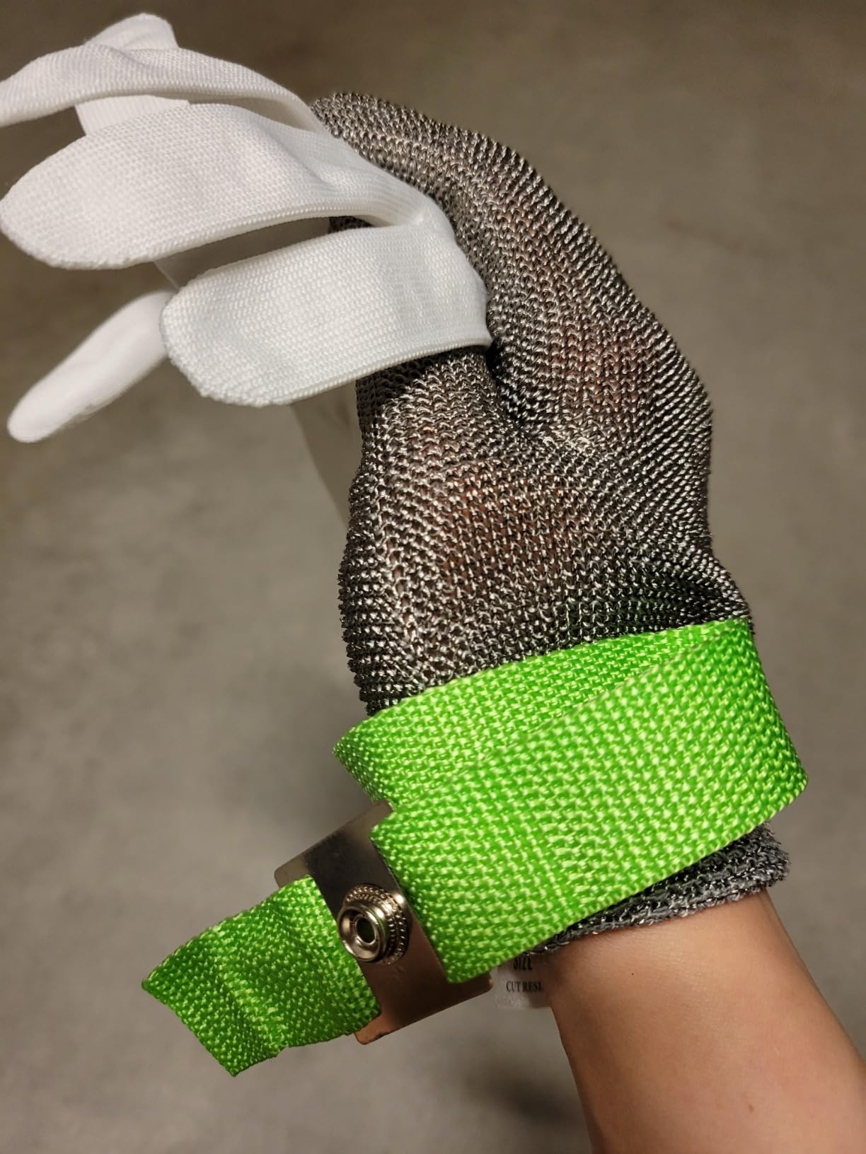 Aillary Level 9 Cut Resistant Kitchen Glove,Food Grade,Machine Washable,Stainless Steel Wire Metal Mesh Safety Work Glove for Mandolin,Meat Cutting,Oyster Shucking,and Wood Working (Large) customer photo 2