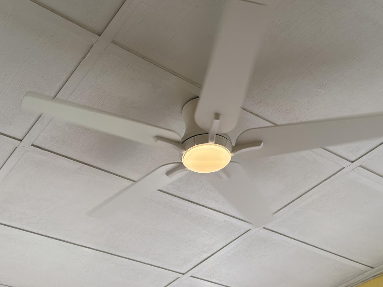POCHFAN 42 Inch White Ceiling Fans with Lights and Remote, Flush Mount Low Profile Ceiling Fan for Bedroom, Living Room, Patio, Dimmable 6 Speeds Noiseless Reversible, ETL Listed customer photo 1