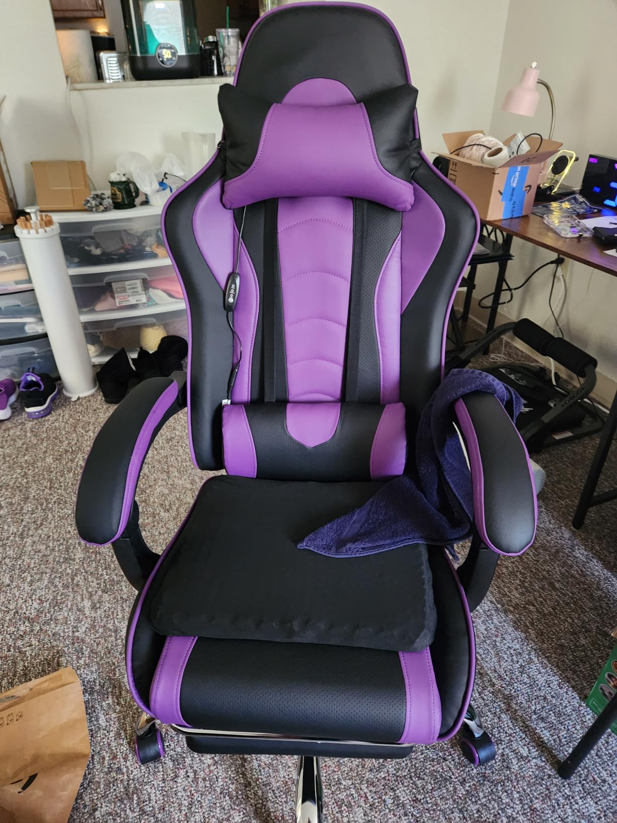 Yaheetech Gaming Chair with Footrest Massage Lumbar Pillow Reclining Black customer photo 1